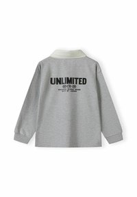 Szara koszula z długim rękawem i białym kołnierzykiem, z czarnym napisem "UNLIMITED" oraz logo z tyłu. Wykonana z miękkiego materiału, z prążkowanymi mankietami.