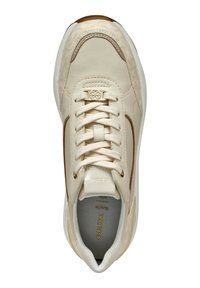 Zapatilla de cuero beige con cierre de cordones, superficies lisas y texturizadas, que presenta un acento metálico y un logotipo, con una plantilla acolchada.