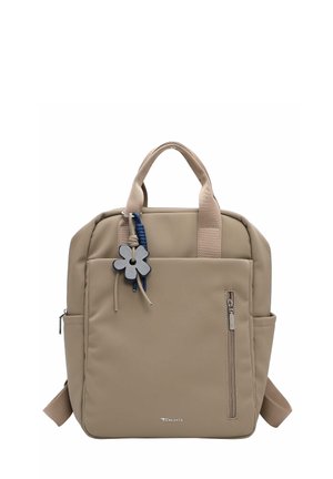 Zaino rettangolare beige con doppi manici, tasca frontale con zip, tasche laterali e un portachiavi a forma di fiore blu appeso a uno dei manici.