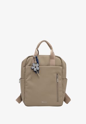 Zaino rettangolare beige con doppi manici, tasca frontale con zip, tasche laterali e un portachiavi a forma di fiore blu appeso a uno dei manici.