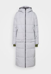 Manteau d'hiver long matelassé gris clair avec capuche, fermeture éclair noire bidirectionnelle à l'avant, poches latérales zippées, et poignets intérieurs avec bandes néon.