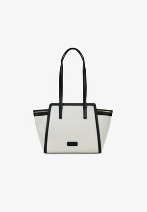 Bolso tote fabricado en tela crema con acentos sintéticos negros, de forma estructurada, con asas dobles y cierre superior con cremallera.