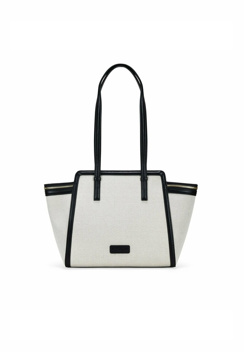 Bolso tote fabricado en tela crema con acentos sintéticos negros, de forma estructurada, con asas dobles y cierre superior con cremallera.