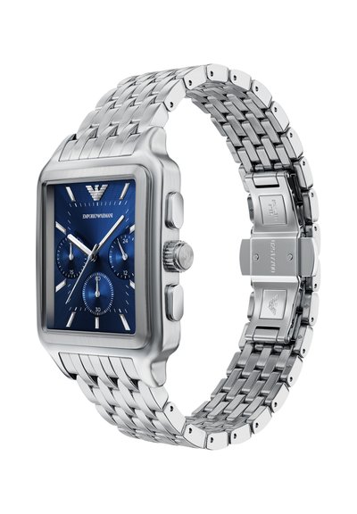 Silberne Armbanduhr aus Edelstahl mit quadratischem Gehäuse, blauem analogen Zifferblatt, Chronographen-Teilzifferblättern und einem strukturierten Armband.