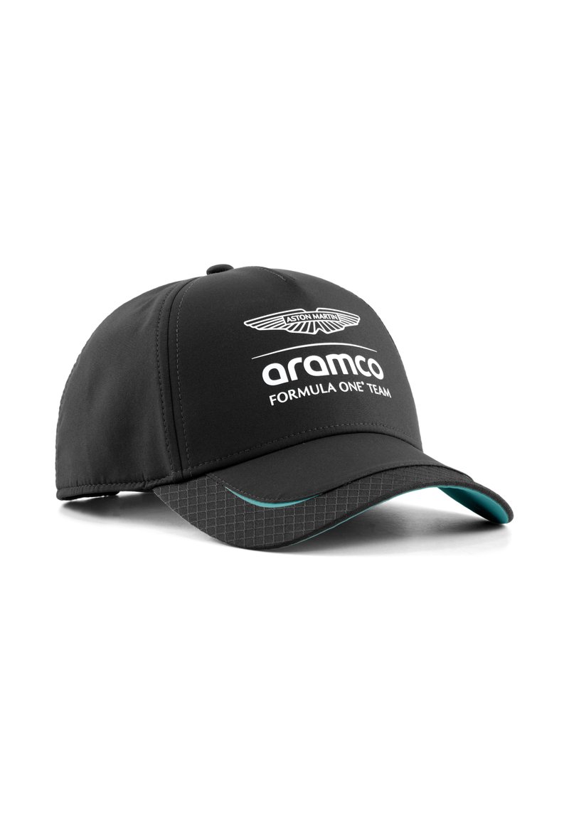 Gorra negra con visera curva, que presenta logotipos blancos en la parte frontal. Interior texturizado en gris con un sutil patrón geométrico y acentos en turquesa.