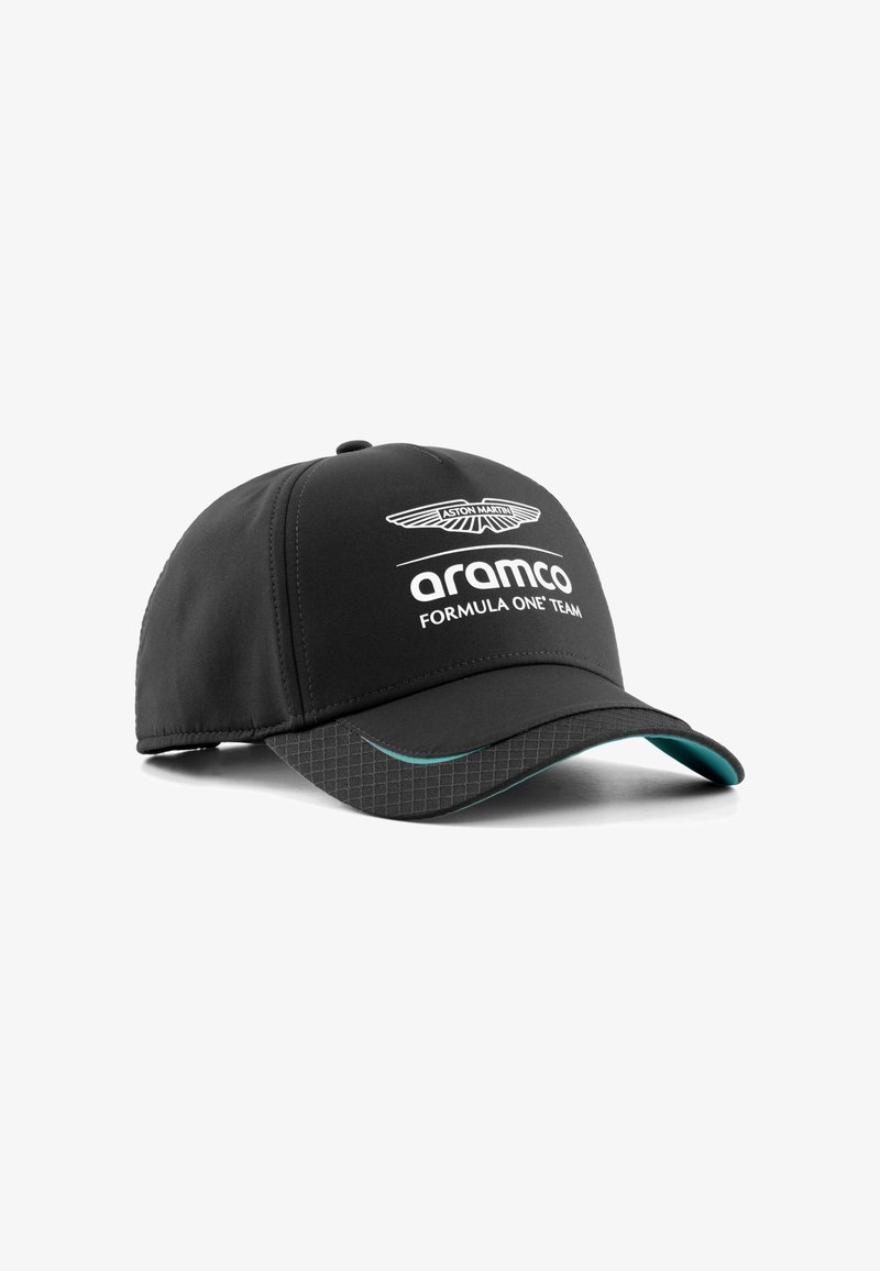 Gorra negra con visera curva, que presenta logotipos blancos en la parte frontal. Interior texturizado en gris con un sutil patrón geométrico y acentos en turquesa.