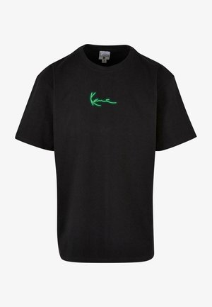 Fekete pamut póló, amelyen neon zöld aláírás grafika található a mellkas területén, rövid ujjal és kerek nyakkivágással, egyenes aljjal.