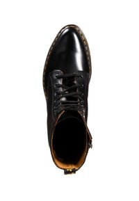 Zwarte leren enkellaars met een afgeronde teen, vetersluiting aan de voorkant en gele stiksels langs de zool. Gladde textuur en minimalistisch ontwerp.