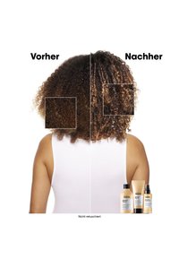 Sammenligning av krøllete hår med definerte spiraler til høyre og krusete tekstur til venstre. Tre hårpleieprodukter vist nederst til høyre.