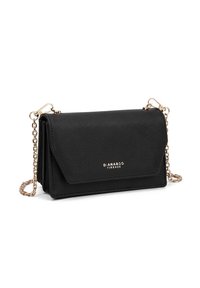 Borsa a tracolla in ecopelle nera con superficie texturizzata, chiusura a patta, tracolla in catena dorata e dettaglio del logo in oro sul fronte.