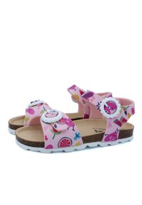 Sandales roses avec motifs floraux et fruités, dotées d'une semelle en liège, de deux sangles réglables et d'accents en métal blanc rond.