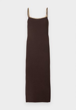 Hnedé rebrované šaty s tenkými ramienkami a zlatým reťazovým detailom pozdĺž výstrihu. Dlhé po zem a priliehavý strih.