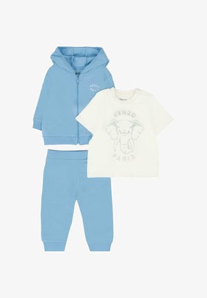 Felpa con cappuccio azzurro chiaro con cerniera, pantaloni coordinati e t-shirt bianca con grafica di un elefante, tutti realizzati in morbido cotone.