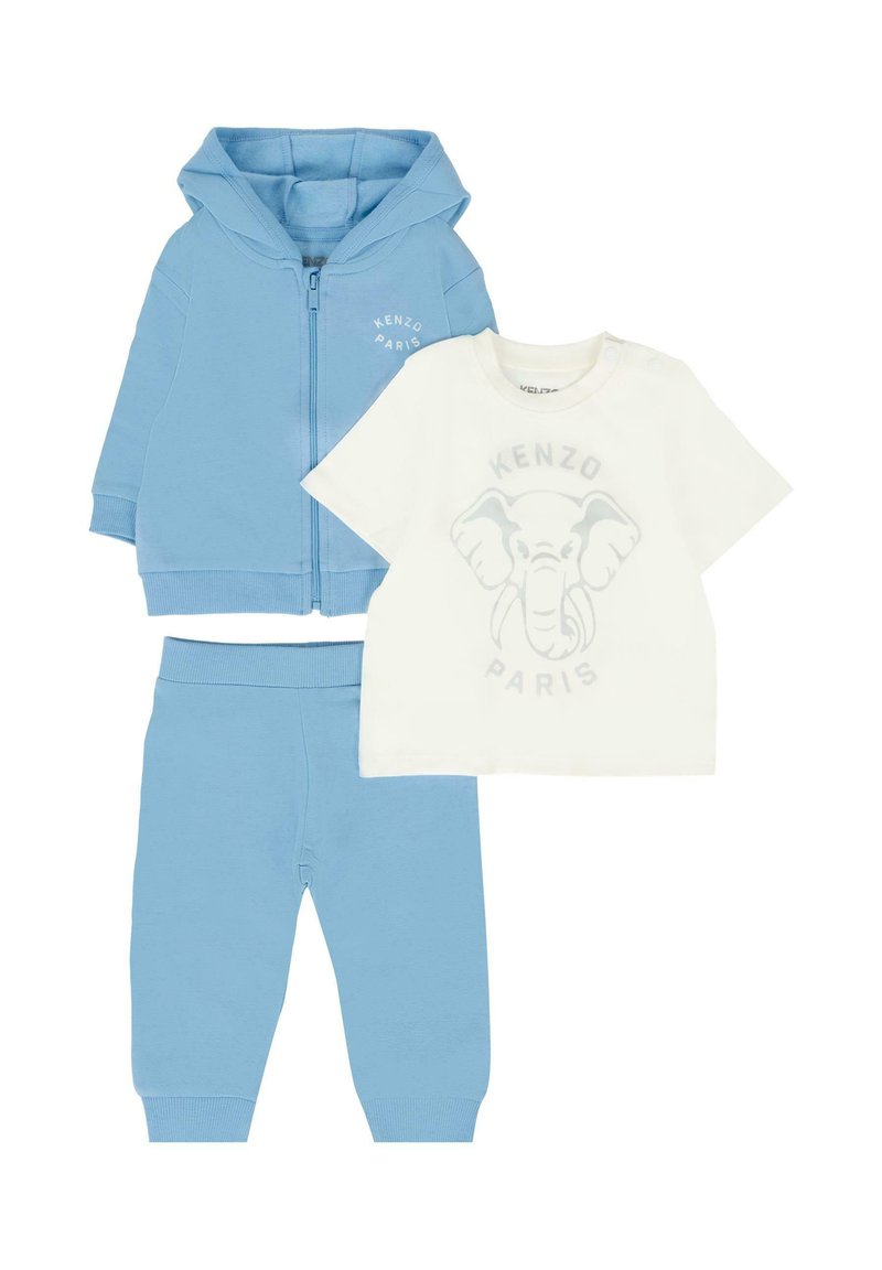 Felpa con cappuccio azzurro chiaro con cerniera, pantaloni coordinati e t-shirt bianca con grafica di un elefante, tutti realizzati in morbido cotone.
