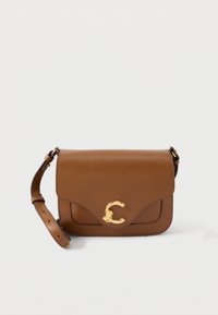 Borsa a tracolla in pelle marrone con chiusura a patta, caratterizzata da un accento a forma di C in tono oro e una tracolla regolabile. Texture liscia, design minimale.