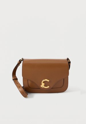 Geantă crossbody din piele maro, cu închidere cu clapetă, prevăzută cu un accesoriu aurit în formă de C și o curea reglabilă. Textură netedă, design minimalist.