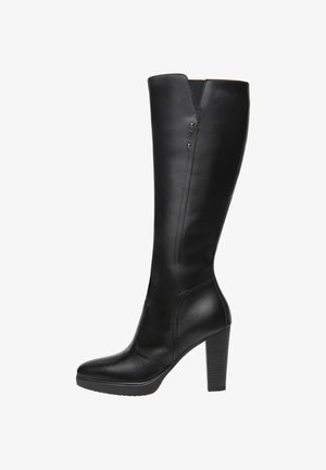 Stivale in pelle nera fino al ginocchio con tacco spesso, texture liscia, punta arrotondata e borchie decorative lungo la cucitura laterale.