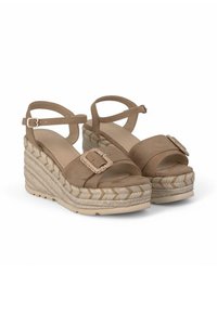 Beige Wedgesandalen mit Knöchelriemen, ausgestattet mit einer strukturierten Jutesohle und einer dekorativen Schnalle auf der Vorderseite. Glattes Lederoberteil.