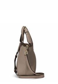 Bolso de mano de cuero gris con forma estructurada, que cuenta con un asa superior, una correa ajustable y herrajes en tono dorado. Acabado texturizado con costuras visibles.