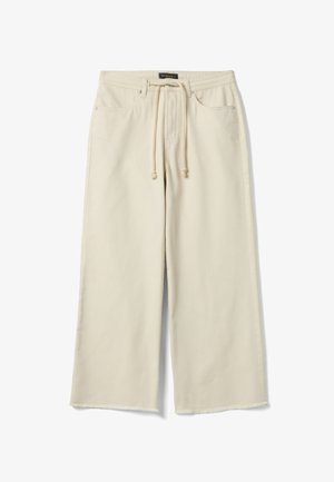 Pantalones beige de pierna ancha con cintura ajustable con cordón, bolsillos delanteros, trabillas para cinturón y dobladillo sin terminar.