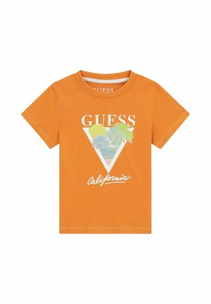 T-shirt arancione a maniche corte con grafica triangolare di palme, sole e le parole "GUESS" e "California" sul davanti.