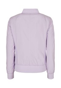 Jasnofioletowa kurtka bomberka z prążkowanym kołnierzem i mankietami, o gładkiej fakturze i elastycznym pasku w talii, z siateczkowymi panelami bocznymi.