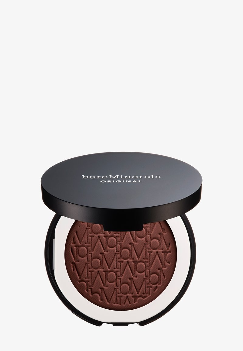 BareMinerals bronzer in een zwarte ronde compact. Gelaagd bruine poeder met een reliëflogo-patroon. Witte binnenrand, slank ontwerp, matte afwerking.