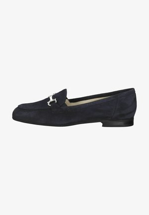 Marineblaue Wildleder-L loafers mit einem niedrigen schwarzen Absatz, versehen mit einer dekorativen silbernen Schnalle vorne und einer glatten Textur.