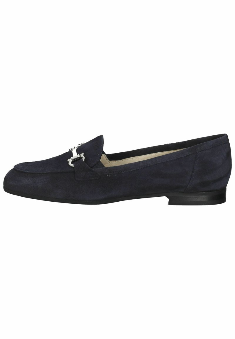 Mocassini in suede blu navy con tacco nero basso, caratterizzati da una fibbia decorativa in argento sulla parte anteriore e una finitura liscia e testurizzata.