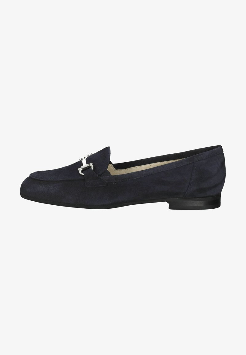 Mocassins en daim bleu marine avec un petit talon noir, présentant une boucle décorative en argent à l'avant et une finition lisse et texturée.