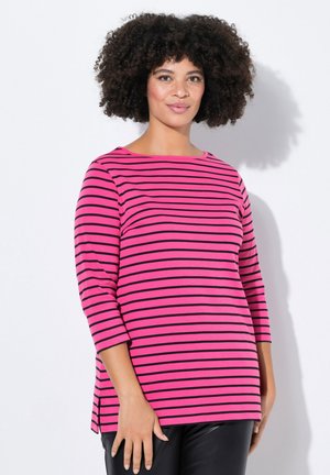 Top a righe rosa e nere, realizzato in morbido materiale, presenta un scollo a barca e maniche tre quarti, con spacco laterale per un fit rilassato.
