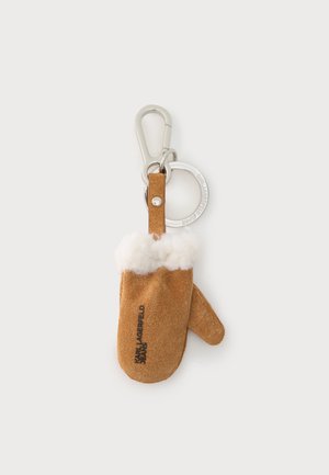Porte-clés moufle en daim marron avec bordure en fourrure blanche et clip et anneau métalliques argentés sur fond clair.