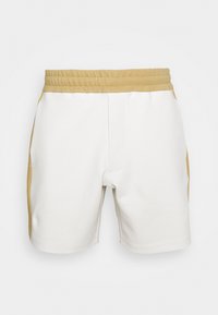 Vita shorts med ett gult elastiskt midjeband och sidodetaljer. Har en rak skärning och mjuk textur. Inga synliga fickor eller mönster.