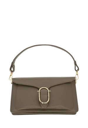 Taupe'owa skórzana torba na ramię z złotą owalną klamrą na przedniej klapie oraz odpinanym paskiem ze złotymi elementami.