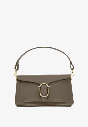 Taupe'owa skórzana torba na ramię z złotą owalną klamrą na przedniej klapie oraz odpinanym paskiem ze złotymi elementami.