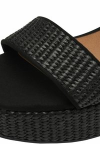 Sandal platform nera con una strap in tessuto intrecciato e una suola nera texturizzata, con un rivestimento interno liscio color nocciola.