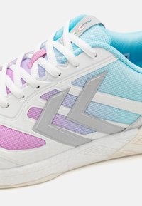 Scarpa da atleta multicolore con tomaia in mesh bianco e traspirante, dettagli in lavanda, blu e grigio, e lavorazione testurizzata.
