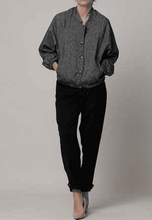 CON TEXTURA - Chaquetas bomber - black