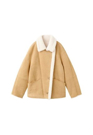 Veste en shearling beige avec un col en fourrure blanche, deux grandes poches avant et une fermeture à boutons. Texture douce avec une coupe décontractée.