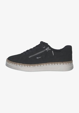 Sneaker in suede nera con suola in gomma bianca, accentuata da una cerniera decorativa laterale e dettagli cuciti lungo il bordo della suola.