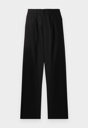 Zwarte, wijde broek met een elastische tailleband en een knoopsluiting aan de voorkant. Gemaakt van een gladde stof zonder zichtbare patronen.