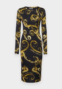 Svart langermet kjole med et gullornamentert mønster og logotext, figurtilpasset silhuett og glatt stoff. Knelang.