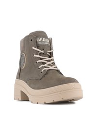Bottines en cuir gris avec semelle texturée beige, design à lacets, détail de logo circulaire et col rembourré.