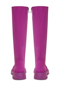 Knielange laarzen van glanzend paarse rubber met een gladde textuur, voorzien van een achterrits en een chunky zool voor stabiliteit.