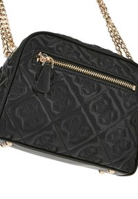 Bolso de piel acolchada negra con cadena dorada. Presenta un bolsillo frontal con cremallera y un patrón de logo en relieve. Forma rectangular con textura sutil.