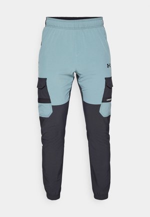 Pantalons de jogging bleu clair et gris foncé avec taille élastique, poches latérales, poches cargo et une coupe effilée.