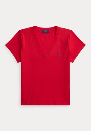 Camiseta roja de manga corta con cuello en V y pequeño logo azul de Polo Ralph Lauren en el pecho izquierdo sobre fondo blanco.