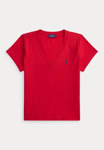 Κόκκινο κοντομάνικο T-shirt με V-λαιμόκοψη και μικρό μπλε λογότυπο Polo Ralph Lauren στο αριστερό στήθος, σε άσπρο φόντο.