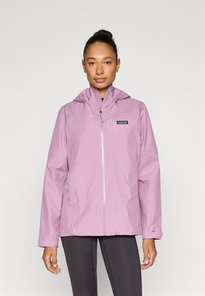 Lyselilla vandtæt jakke med hætte, fuld frontlynlås og elastiske manchetter, med et logo-badge på venstre bryst. Glat tekstur.