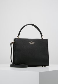 Borsa a tracolla in pelle nera con finitura strutturata, dettagli in oro e tracolla removibile. Presenta una forma strutturata e un manico superiore.